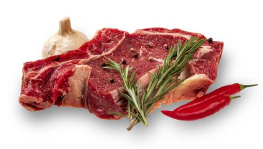 Kemiklerde çiğ et. Biber kabukları, biberiye. Beyaz arkaplan.