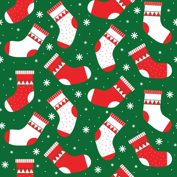 Boże Narodzenie czerwone i zielone skarpetki doodle bezszwowy wzór. wzór wektora na zielonym tle z płatkami śniegu — Wektor stockowy