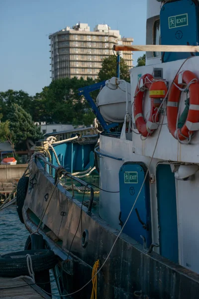 Barca da pesca e gamberetti nel vecchio porto peschereccio — Foto Stock