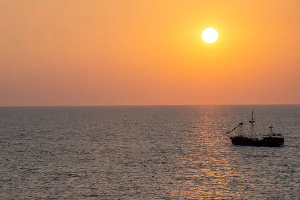 Gamla medeltida segelfartyg i solnedgången på öppet hav — Stockfoto