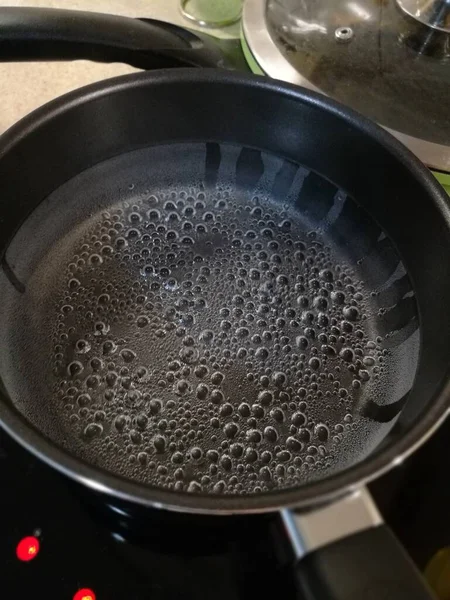 Una Cacerola Negra Pie Estufa Incluida Con Agua Hirviendo Con — Foto de Stock