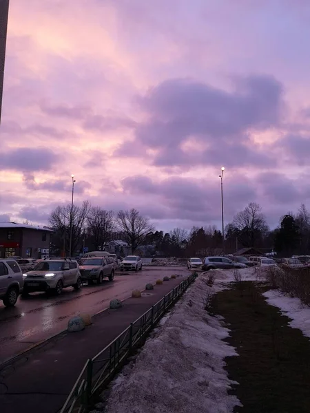 Felhők Orgona Színű Megvilágította Sugarak Lenyugvó Nap Város Felett Parkoló — Stock Fotó