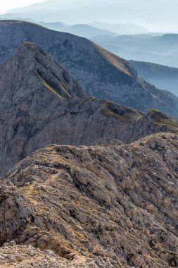 Sabah ışığında dağ sırtı
