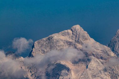Biraz bulutlu Jalovec dağı zirvesi