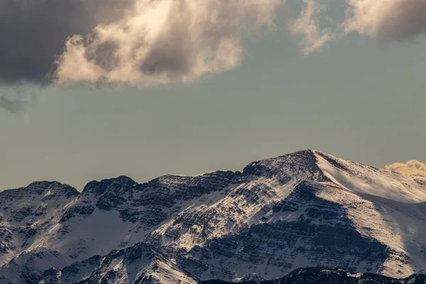 Горный Хребет Покрытый Облаками — стоковое фото