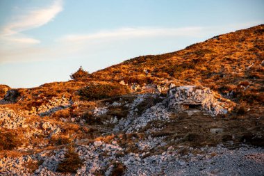 Sabah vakti güneş taşı sığınağı.