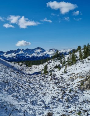 Yüksek Julian Alplerinde dağ yolu