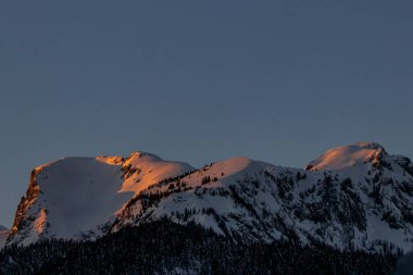 Dağlarda güzel turuncu renkler