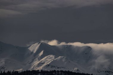 Bohinj dağlarında kış mevsimi bulutlu