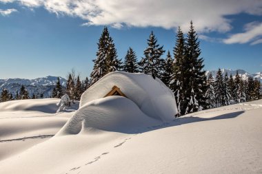 Dağdaki dağ kulübesi Vodini Vrh, kış zamanı