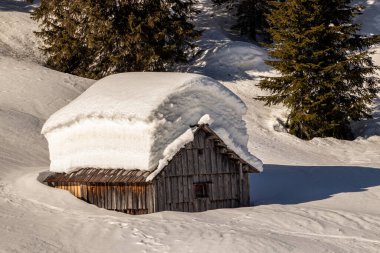 Dağ kulübesi karla kaplı, Jezero
