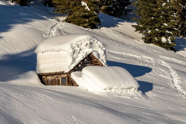 Mountain Hut Covered Snow Jezero — Stock Photo, Image
