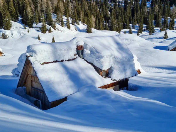 山上的小茅屋被雪覆盖 山上的牧场 — 图库照片