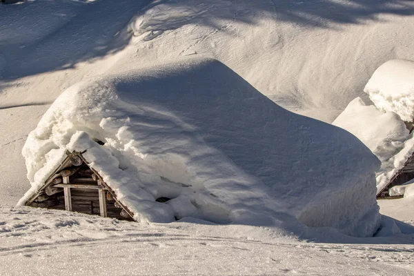 Cabaña Montaña Cubierta Nieve —  Fotos de Stock