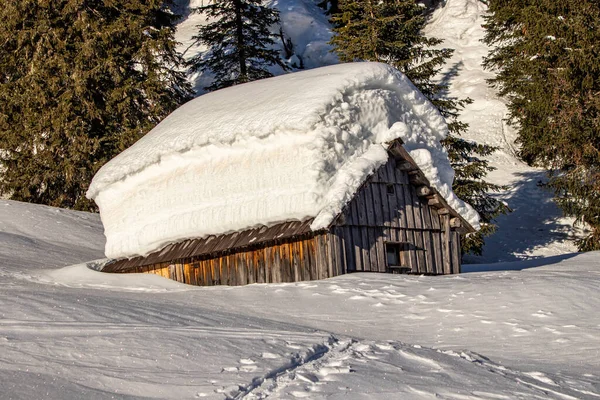 覆盖着几层雪的山舍 — 图库照片