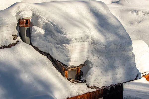 山上的小茅屋被雪覆盖 山上的牧场 — 图库照片