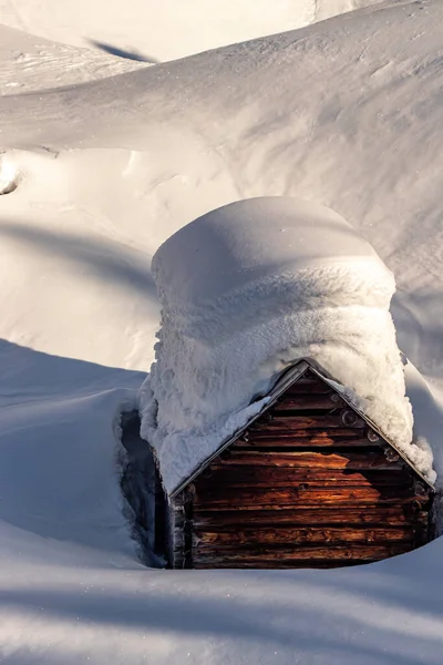 一座被几层雪覆盖的小木屋 — 图库照片