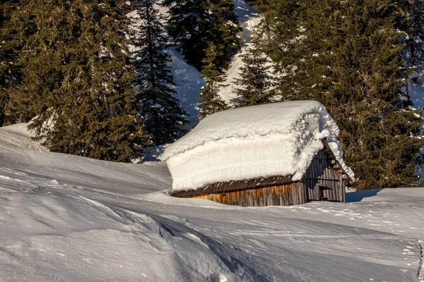 一座被几层雪覆盖的山小屋 — 图库照片