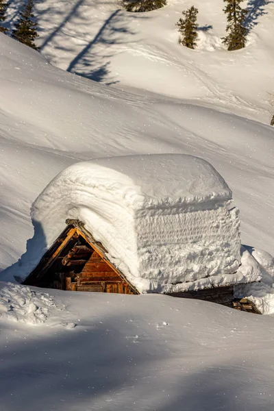 被雪覆盖的山小屋 — 图库照片