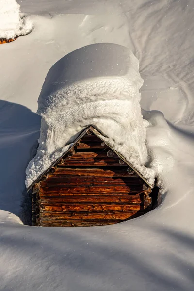 被雪覆盖的小木屋 — 图库照片