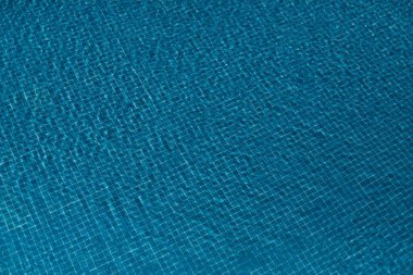 Mavi fayanslı havuz zemininin üst manzarası. Desenli arkaplan