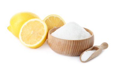 Beyaz arka planda kabartma tozu ve limon kesimi