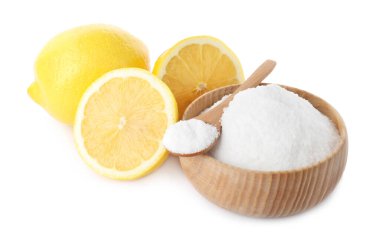 Beyaz arka planda kabartma tozu ve limon kesimi