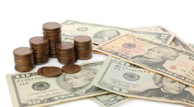 Dolar banknotları ve paralar beyaza izole edilmiş.