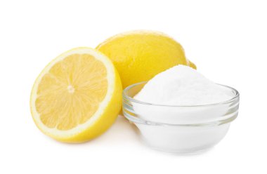 Beyaz arka planda kabartma tozu ve limon kesimi