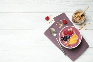 Beyaz ahşap masada servis edilen nefis acai smoothie. Metin için boşluk