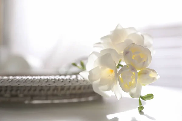 Indah Bunga Freesia Meja Putih Dalam Ruangan Closeup — Stok Foto