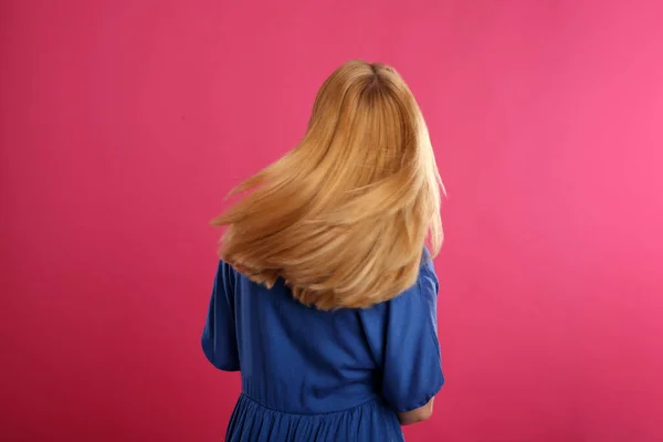 Schöne Junge Frau Mit Blonden Haaren Auf Rosa Hintergrund — Stockfoto