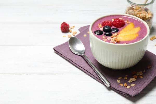 Köstlicher Acai Smoothie Mit Früchten Serviert Auf Einem Weißen Holztisch — Stockfoto