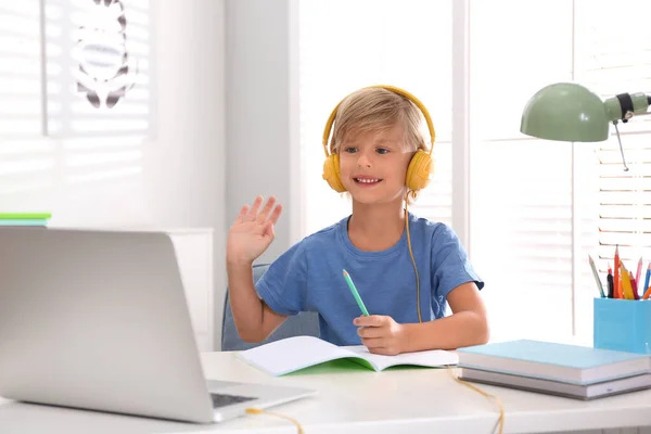 Niño Pequeño Estudiando Línea Casa Aprendizaje Distancia Durante Pandemia Covid — Foto de Stock