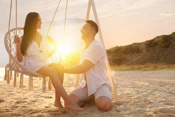 Gelukkig Jong Paar Het Strand Bij Zonsondergang — Stockfoto