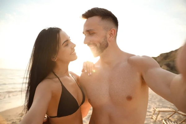 Feliz Jovem Casal Tomando Selfie Praia Pôr Sol — Fotografia de Stock