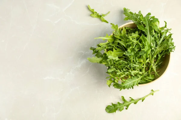 Verse Arugula Schaal Lichtgrijze Marmeren Tafel Plat Gelegd Ruimte Voor — Stockfoto