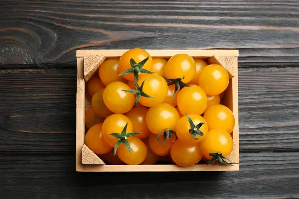 Tomates Amarillos Maduros Caja Sobre Mesa Madera Oscura Vista Superior — Foto de Stock