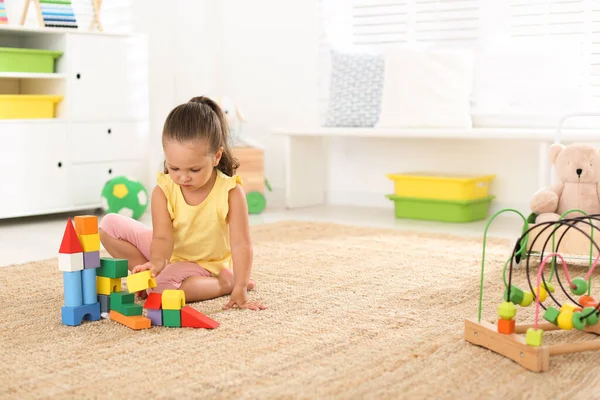 Linda Niña Jugando Con Bloques Colores Suelo Interior Espacio Para — Foto de Stock