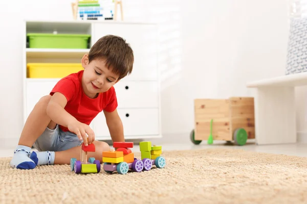 Menino Bonito Brincando Com Brinquedos Coloridos Chão Casa Espaço Para — Fotografia de Stock