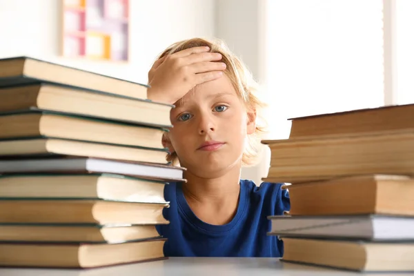 Niño Emocional Mesa Con Libros Haciendo Deberes — Foto de Stock