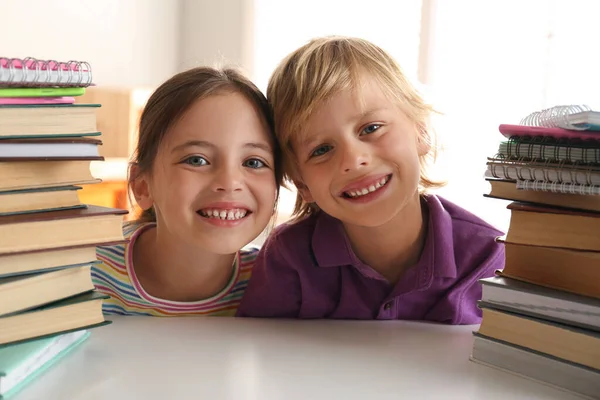 Niño Niña Mesa Con Libros Haciendo Deberes — Foto de Stock