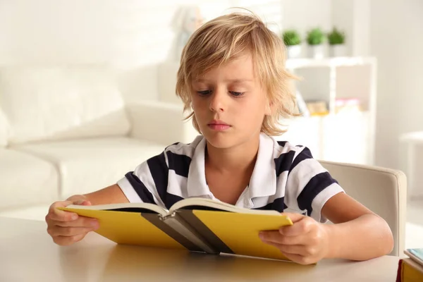 Pequeño Niño Haciendo Deberes Mesa Interior — Foto de Stock