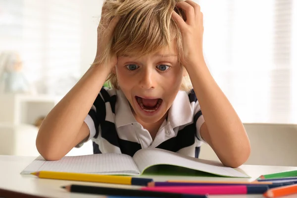 Pequeño Niño Emocional Haciendo Tarea Mesa Interior — Foto de Stock