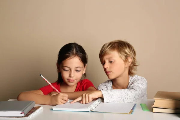 Niño Niña Haciendo Los Deberes Mesa Sobre Fondo Beige — Foto de Stock