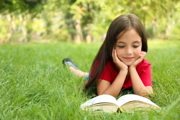 Linda Niña Leyendo Libro Sobre Hierba Verde Parque — Foto de Stock