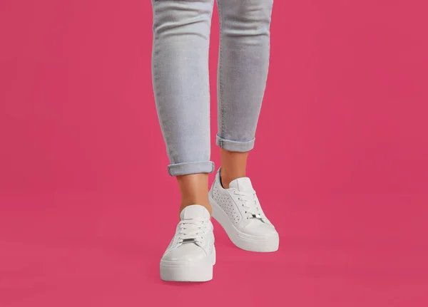 Mujer Con Zapatos Sobre Fondo Rosa Primer Plano —  Fotos de Stock