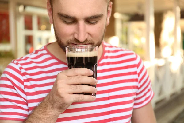 Hombre Guapo Con Kvass Frío Aire Libre Primer Plano Bebida — Foto de Stock