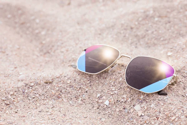 Stilvolle Sonnenbrille Sandstrand Raum Für Text — Stockfoto