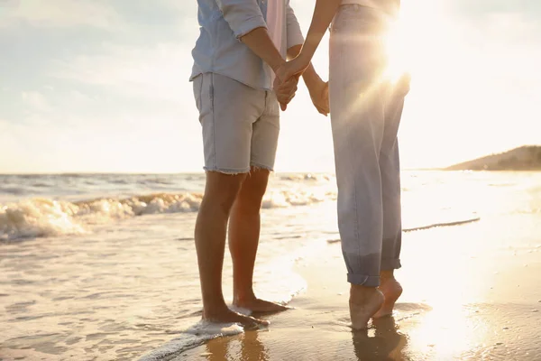 Couple Sur Plage Sable Près Mer Coucher Soleil Gros Plan — Photo